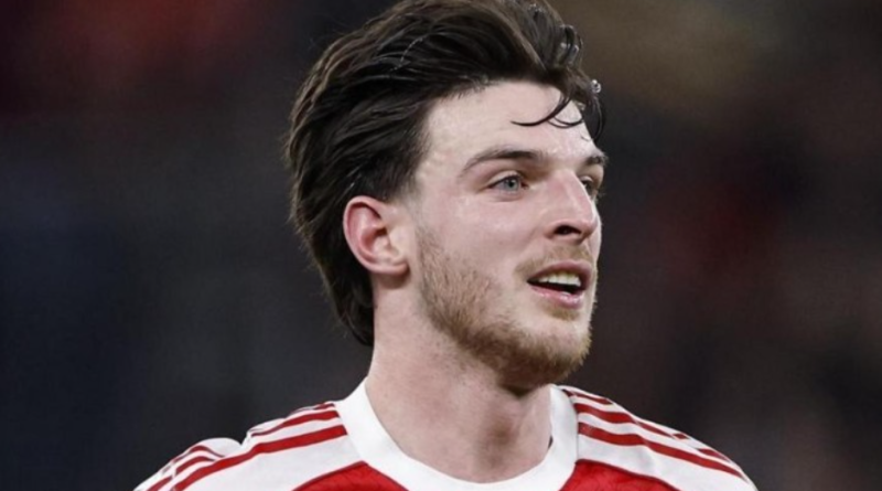 运动员穿着红白条纹球衣